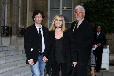 Jason Gould, Barbra Streisand, e James Brolin colocam em uma cerimônia francês a honra Streisand.
