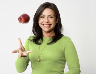 rachael ray jogando uma maçã