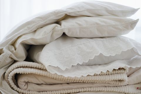 Você só precisa limpar <a target = "_blank" href = " http://www.goodhousekeeping.com/home/cleaning-organizing/clean-bed-pillows">pillows</a> e <a target = "_blank" href = " http://www.goodhousekeeping.com/home/cleaning/tips/a23792/when-should-you-wash-clothing-and-linens/">comforters</a> 2 ou 3 vezes por ano. Um lembrete fácil: lave-as quando as estações mudarem.