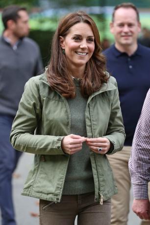 Kate Middleton retorna aos deveres reais após licença maternidade 