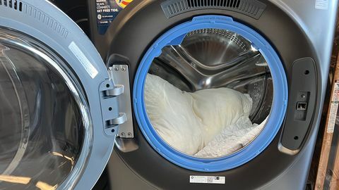 travesseiro e capa em uma máquina de lavar para testar coop home boa revisão original do travesseiro