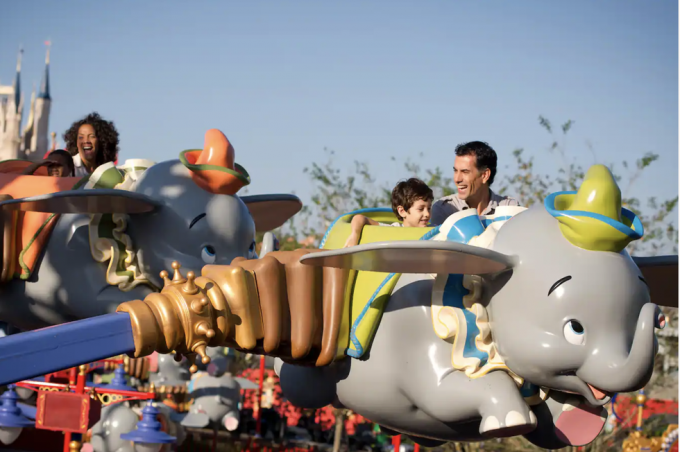 passageiros montando dumbo o elefante voador no parque do reino mágico do mundo de walt disney