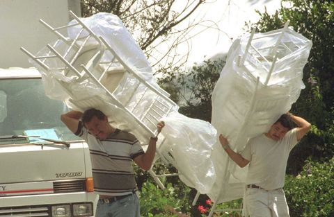 Trabalhadores trazer cadeiras para o casamento de Streisand e Brolin em 1998.