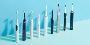 9 escovas de dente elétricas alinhadas uma ao lado da outra em fundo azul